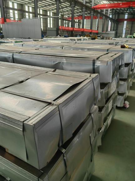 Cink bevonatú hullámos tetőfedő lemezeket exportálnak Tanzániába